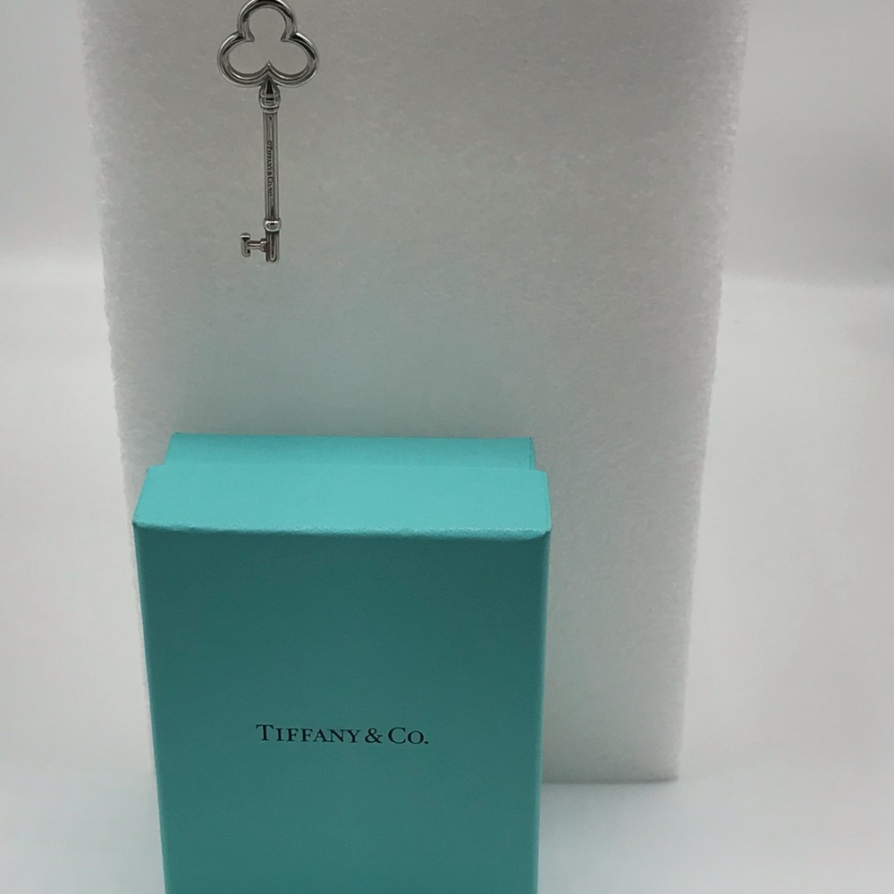 Tiffany & Co Trefoil Key pendant w/ chain    Sterling 925